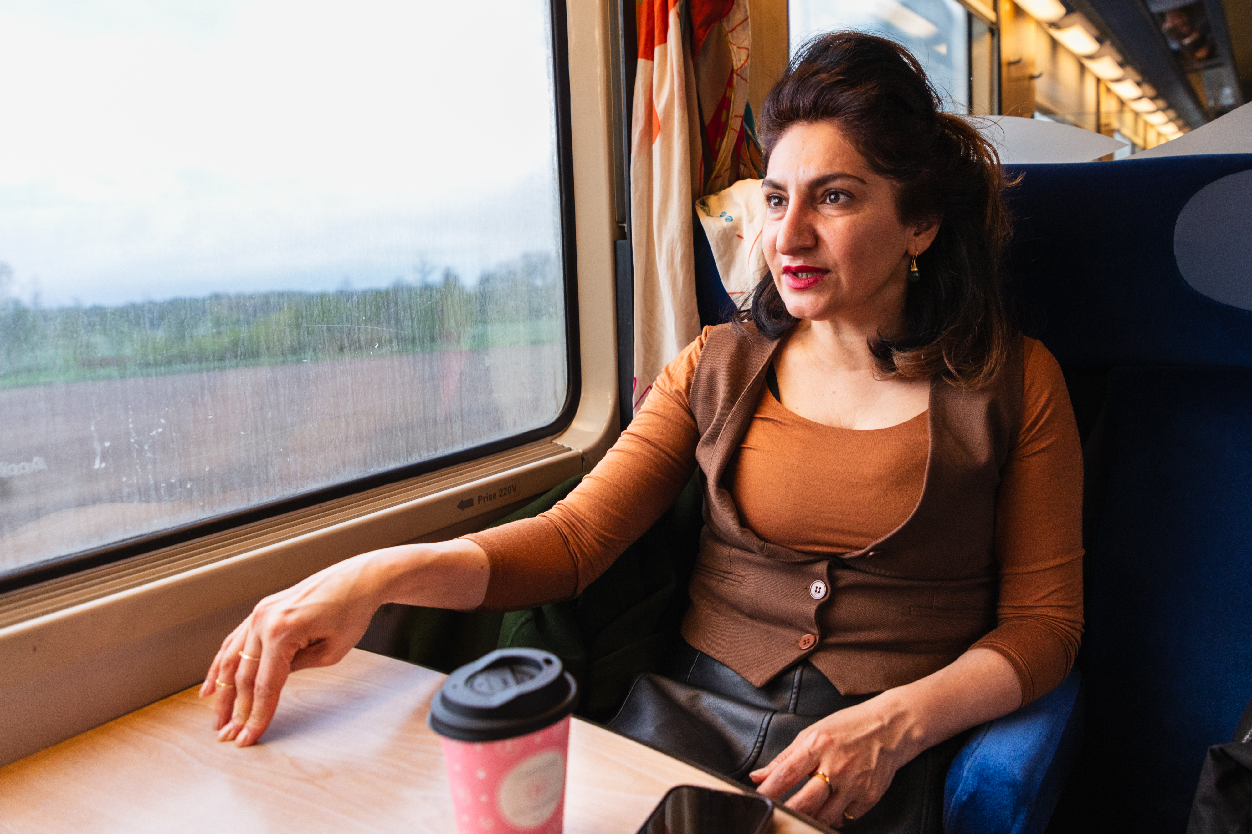 Sibel Arslan dans le train