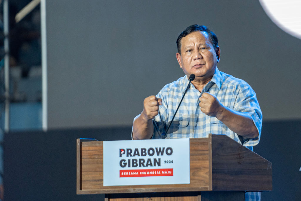 Homme politique indonésien s'exprimant sur un podium devant un micro.