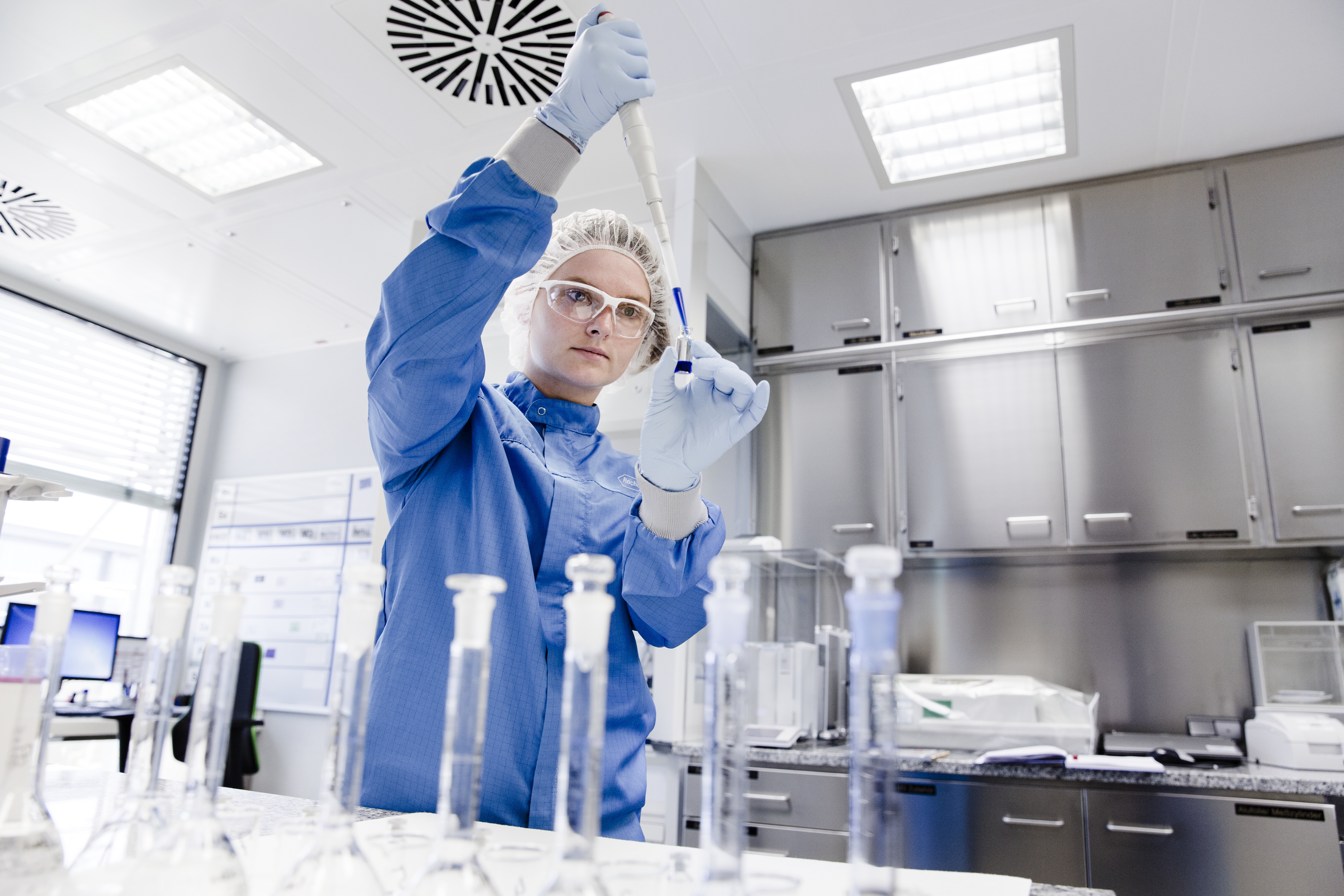 Une femme dans un laboratoire