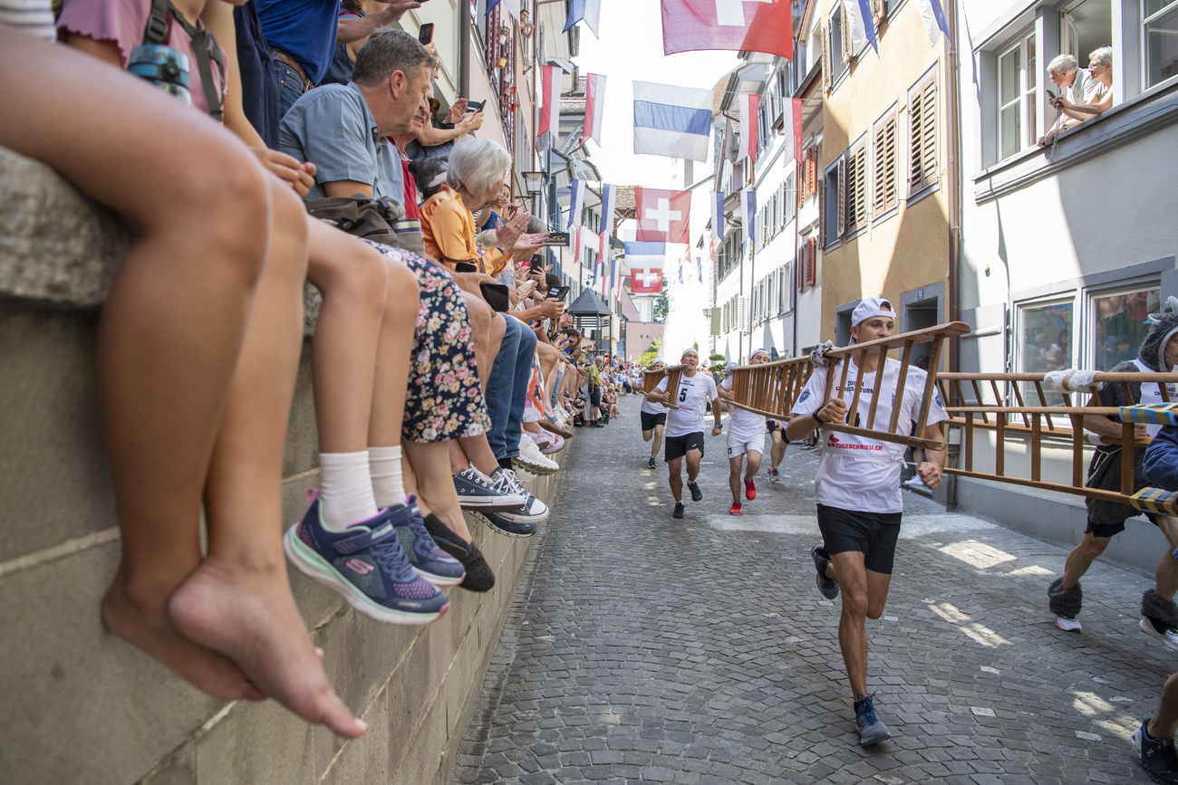 Les hommes ouvrent la traditionnelle course à la cerise dans la vieille ville de Zoug.