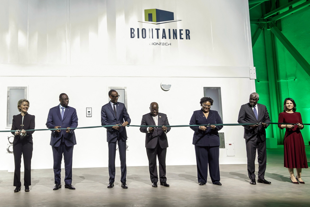 Le centre de production de BioNTech à Kigali (Rwanda) est inauguré en présence de nombreuses personnalités politiques.