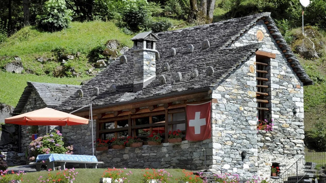 Au Tessin, les "rustici", antiques constructions rurales, symbolisent le paysage du canton.