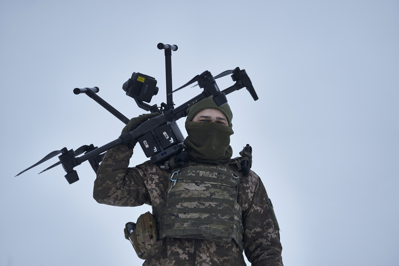 Un soldat ukrainien porte un drone à proximité du front, vers Avdiivka, dans la région de Donetsk, en Ukraine, le 17 février 2023.