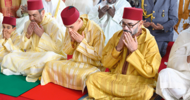 SM le Roi, Amir Al-Mouminine, accomplit la prière de l’Aïd Al-Adha à la mosquée Hassan II à Tétouan et reçoit les vœux en cette heureuse occasion