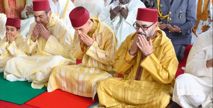 SM le Roi, Amir Al-Mouminine, accomplit la prière de l’Aïd Al-Adha à la mosquée Hassan II à Tétouan et reçoit les vœux en cette heureuse occasion