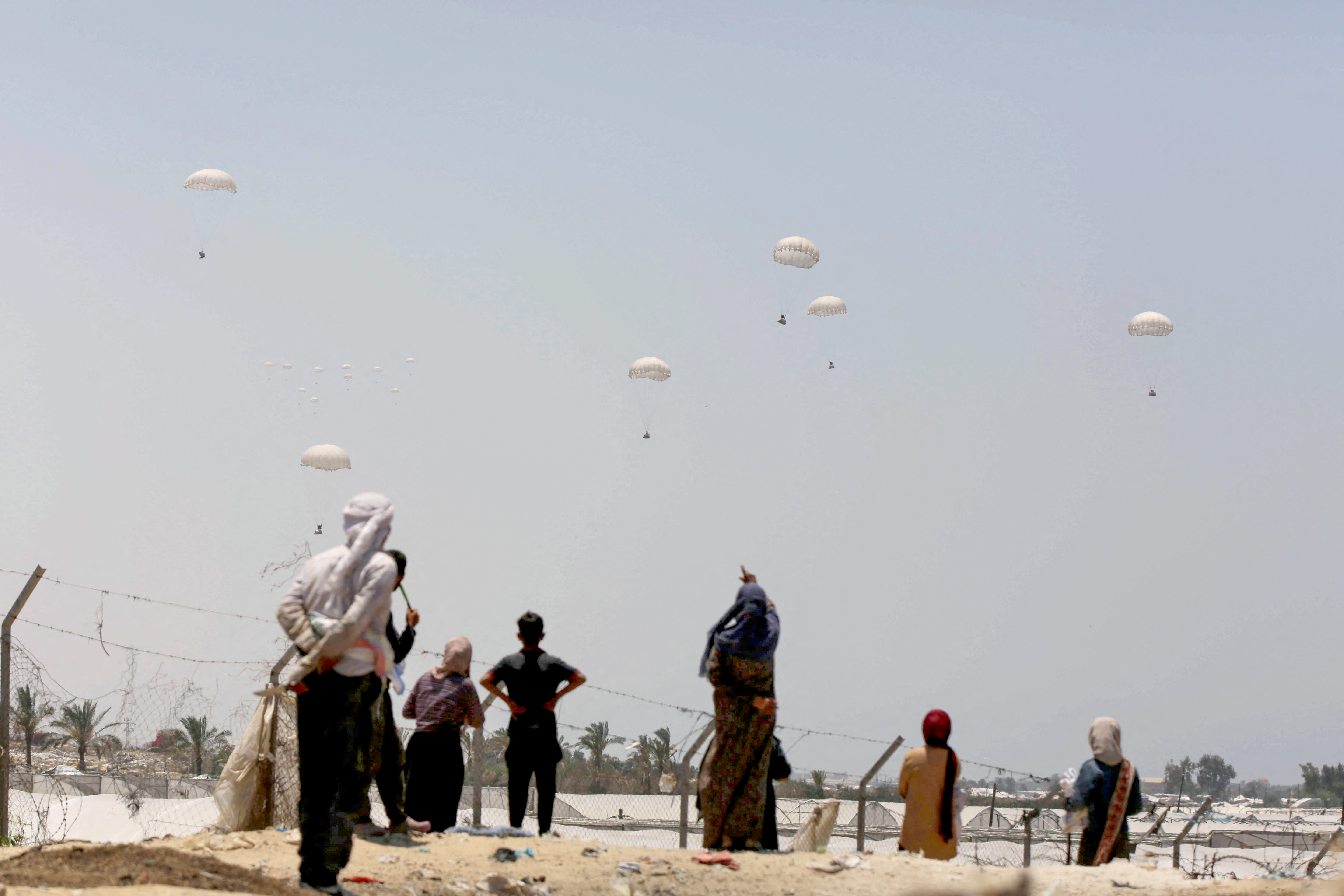 Des colis d'aide humanitaire atterrissent à l'aide de parachutes à Khan Yunis