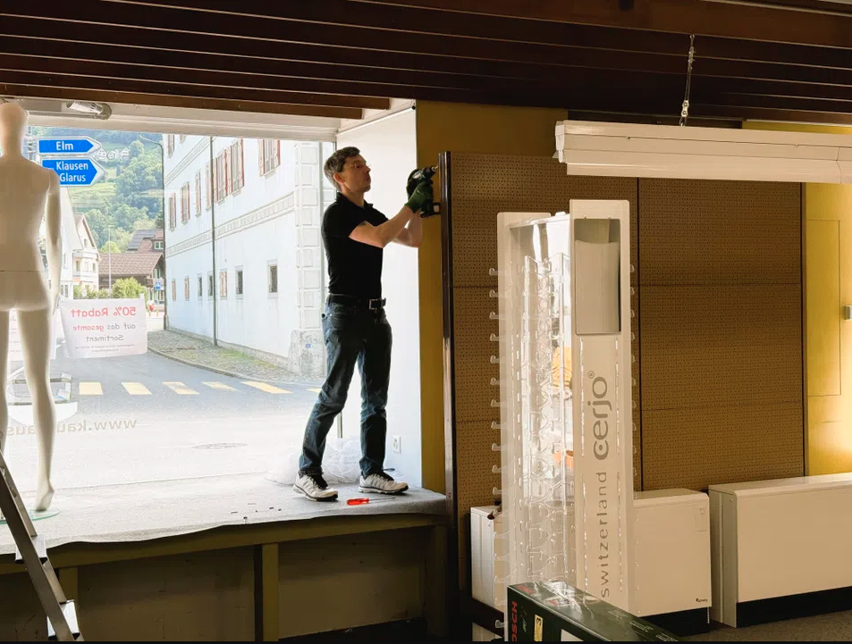 Nettoyer au lieu de vendre : Hans Schubiger prend lui-même en main le démontage du magasin