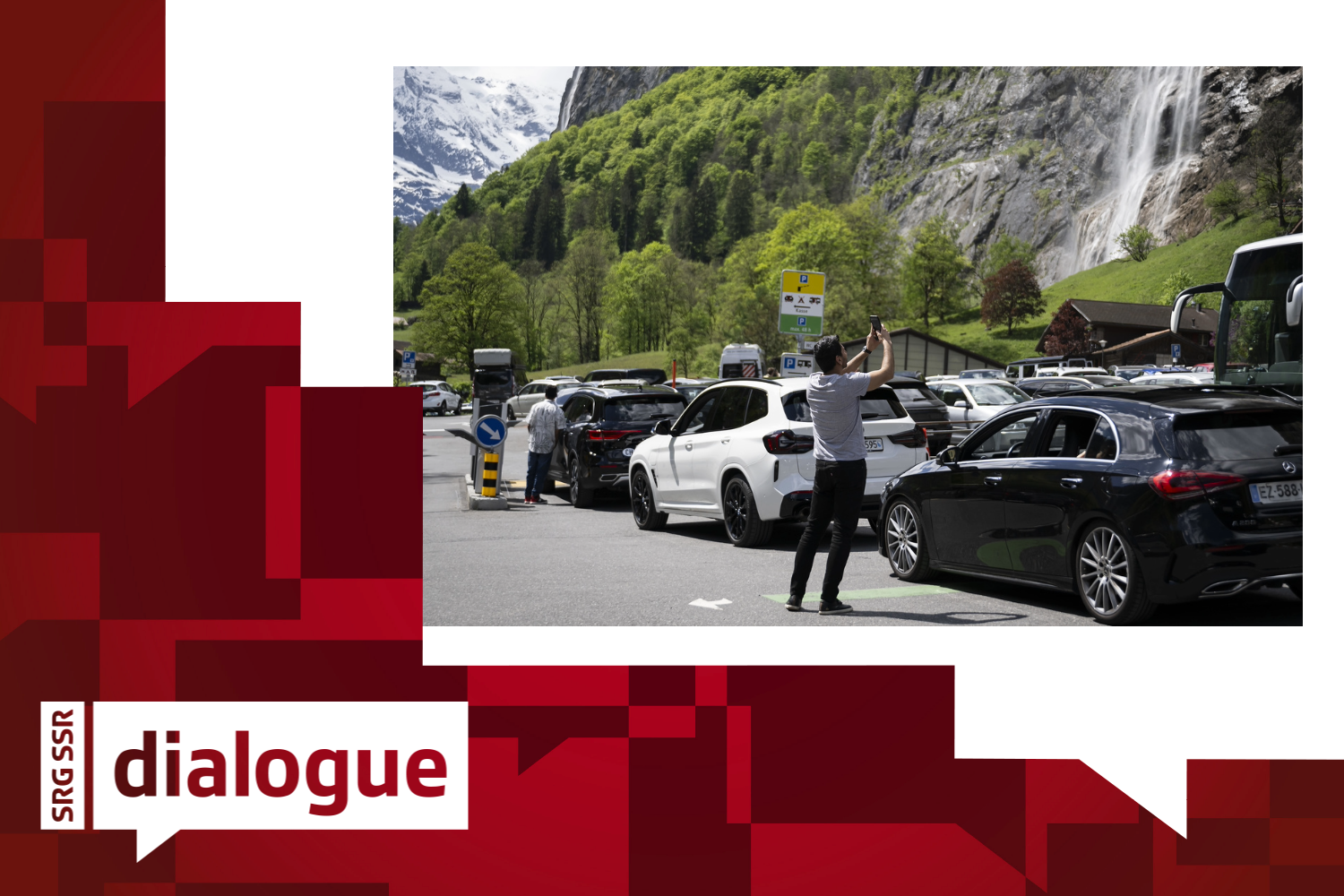 Touristen warten mit ihren Autos auf freie Parkplaetze am Parkplatz der Kirche, am Sonntag, 19. Mai 2024 in Lauterbrunnen im Berner Oberland. Der Ferienort Lauterbrunnen moechte eine Eintrittsgebuehr fuer Tagestouristinnen und -touristen einfuehren, die mit dem Auto anreisen. Wie viele andere Touristenorte auf der Welt kaempft die Gemeinde im Berner Oberland mit grossen Touristenstroemen