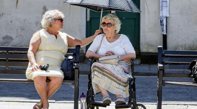 Pourquoi les vagues de chaleur touchent plus durement les femmes âgées