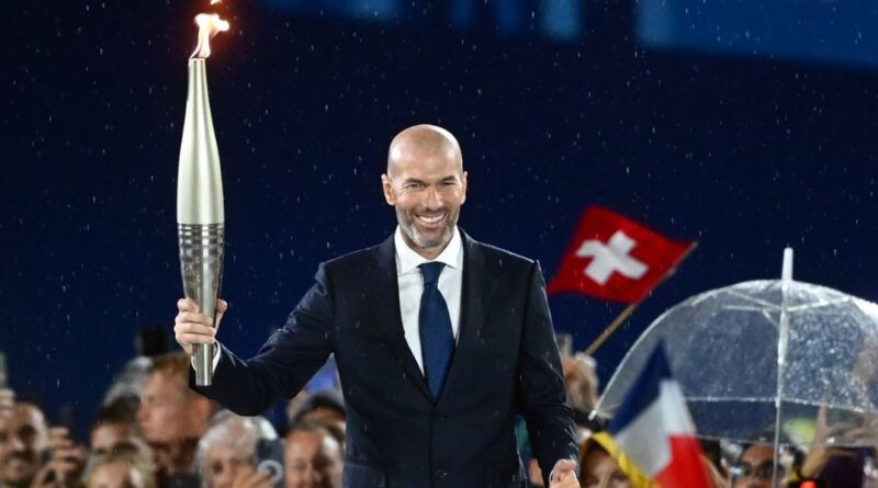 Zinedine Zidane ouvre la cérémonie des JO 2024 à Paris avec la flamme olympique