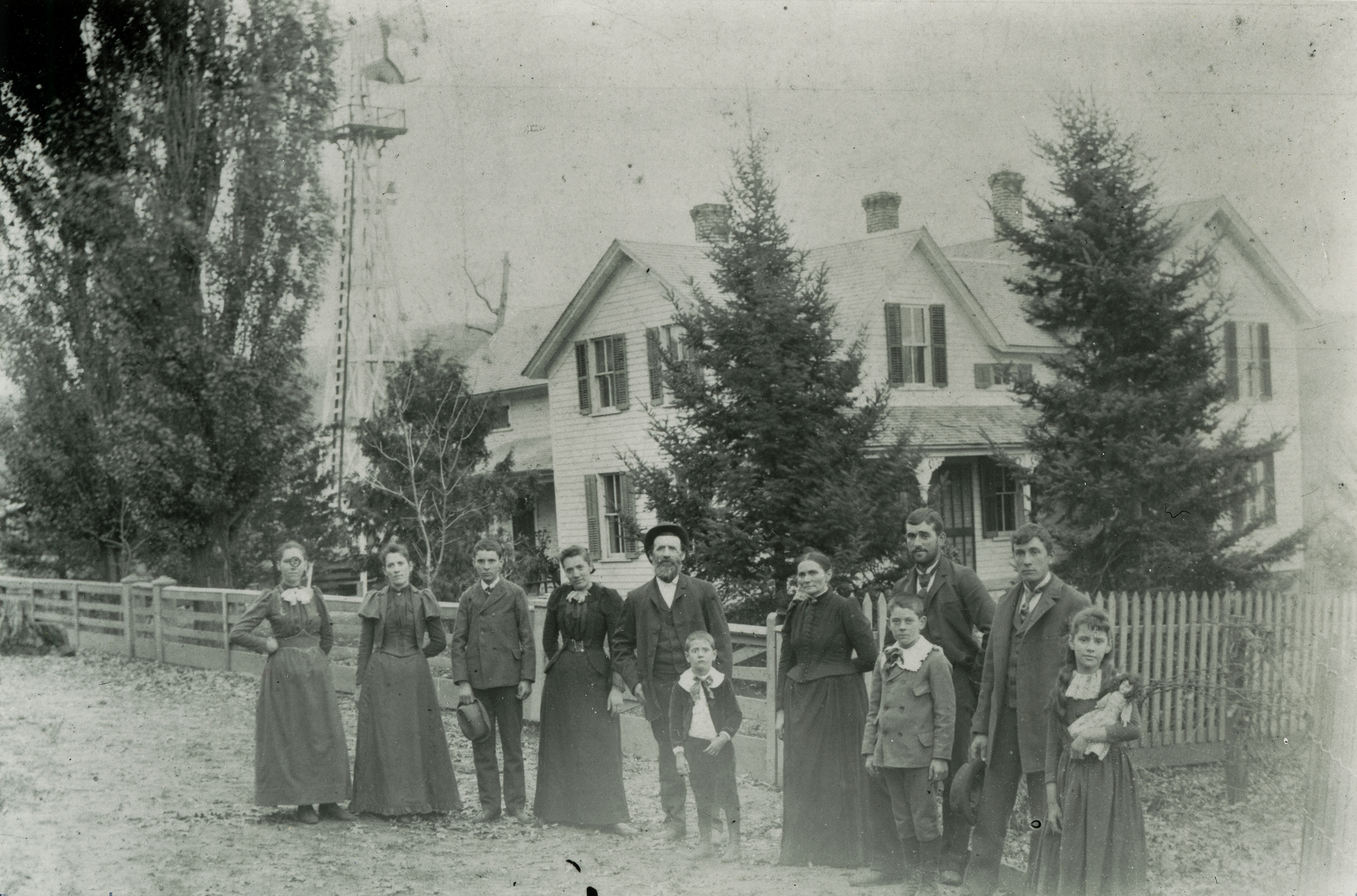 La famille de Jacob Gasser devant la ferme de Tower Rock Farm à Honey Creek, 1898.