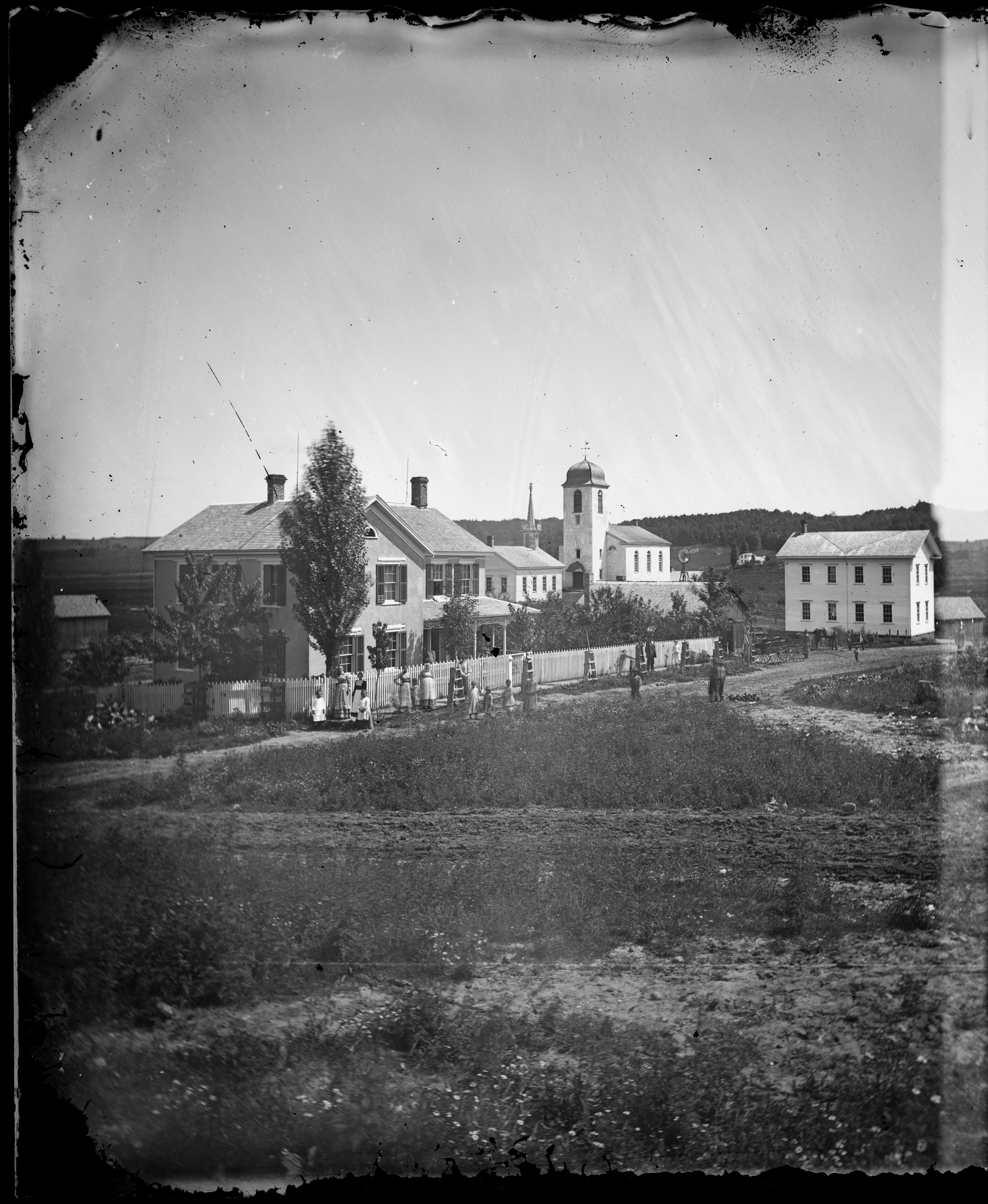 En 1845, des immigrants suisses fondent la ville de New Glarus dans le Wisconsin. Deux églises sont visibles à l'arrière-plan. La plus haute est l'église réformée suisse. Photo de 1874.