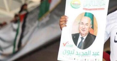 Il se prosterne devant une affiche de Tebboune : son geste suscite l'indignation sur la toile