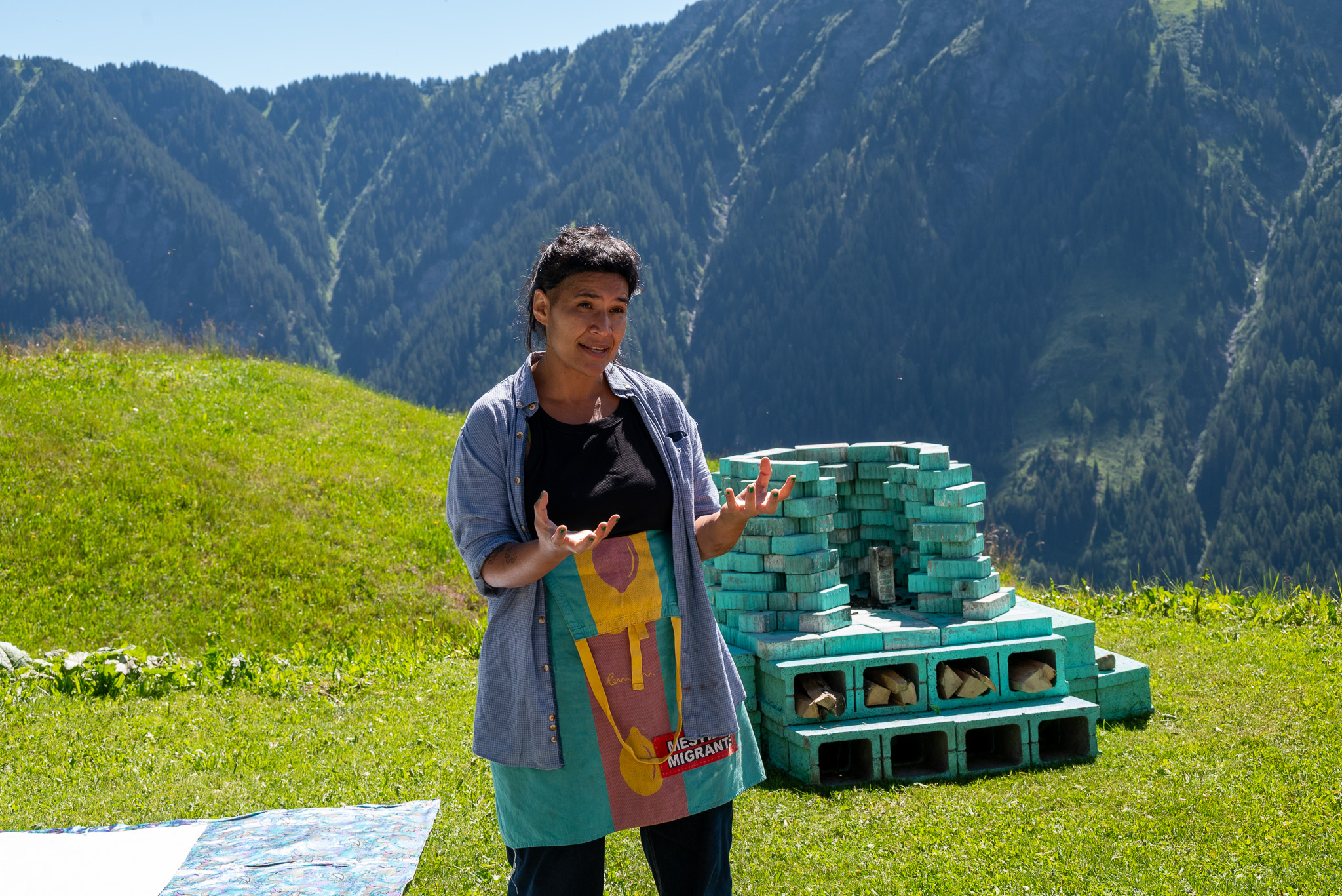 Femme devant un four en briques sur un alpage