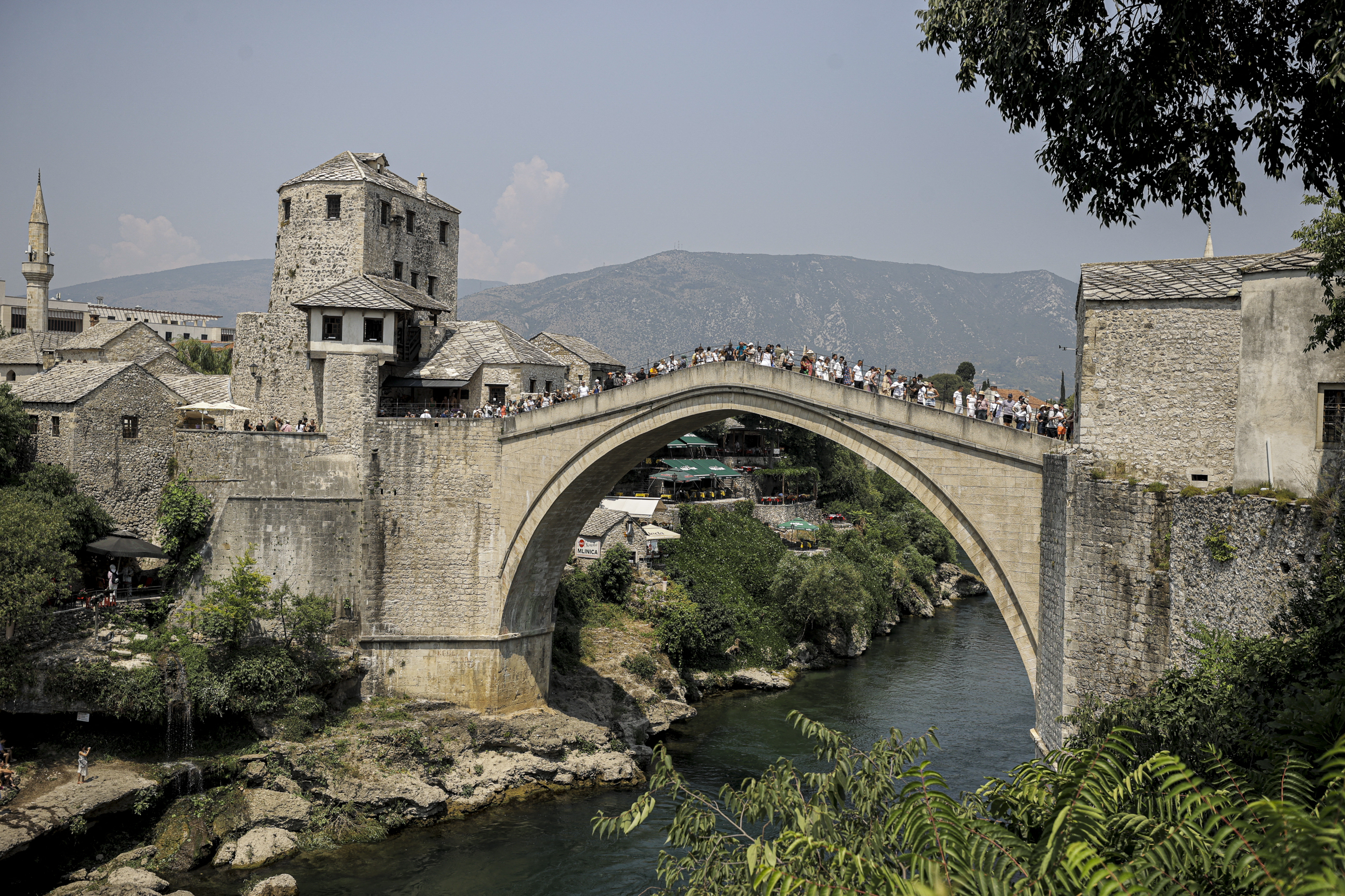 Pont en pierre avec une foule dessus.