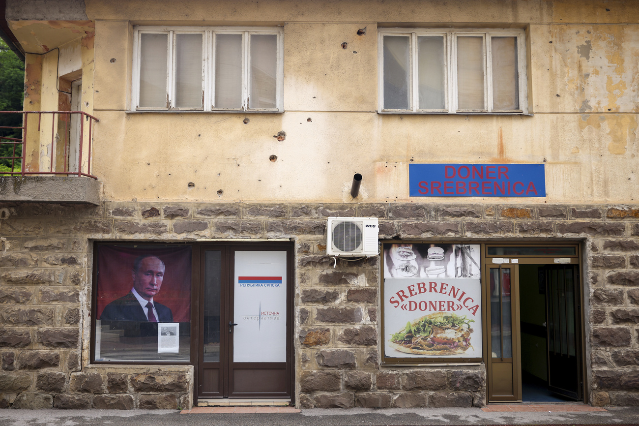 Portrait du président russe à côté d'un kebab dans les rues d'une ville bosniaque.