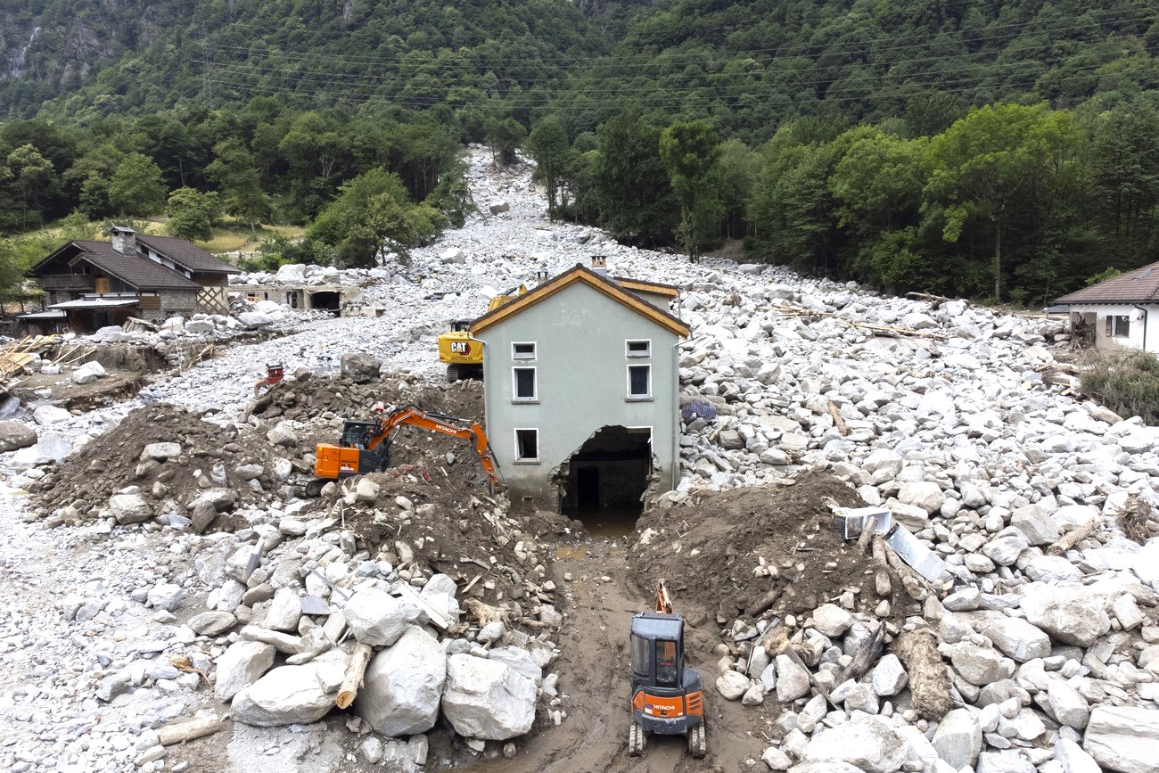 Lave torrentielle entourant une maison