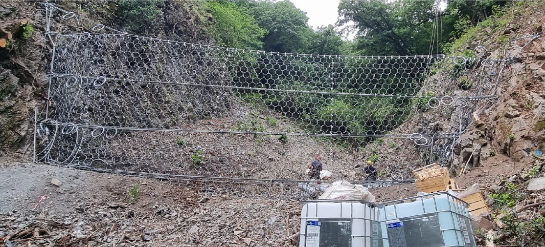 Filet métallique tendu dans une pente