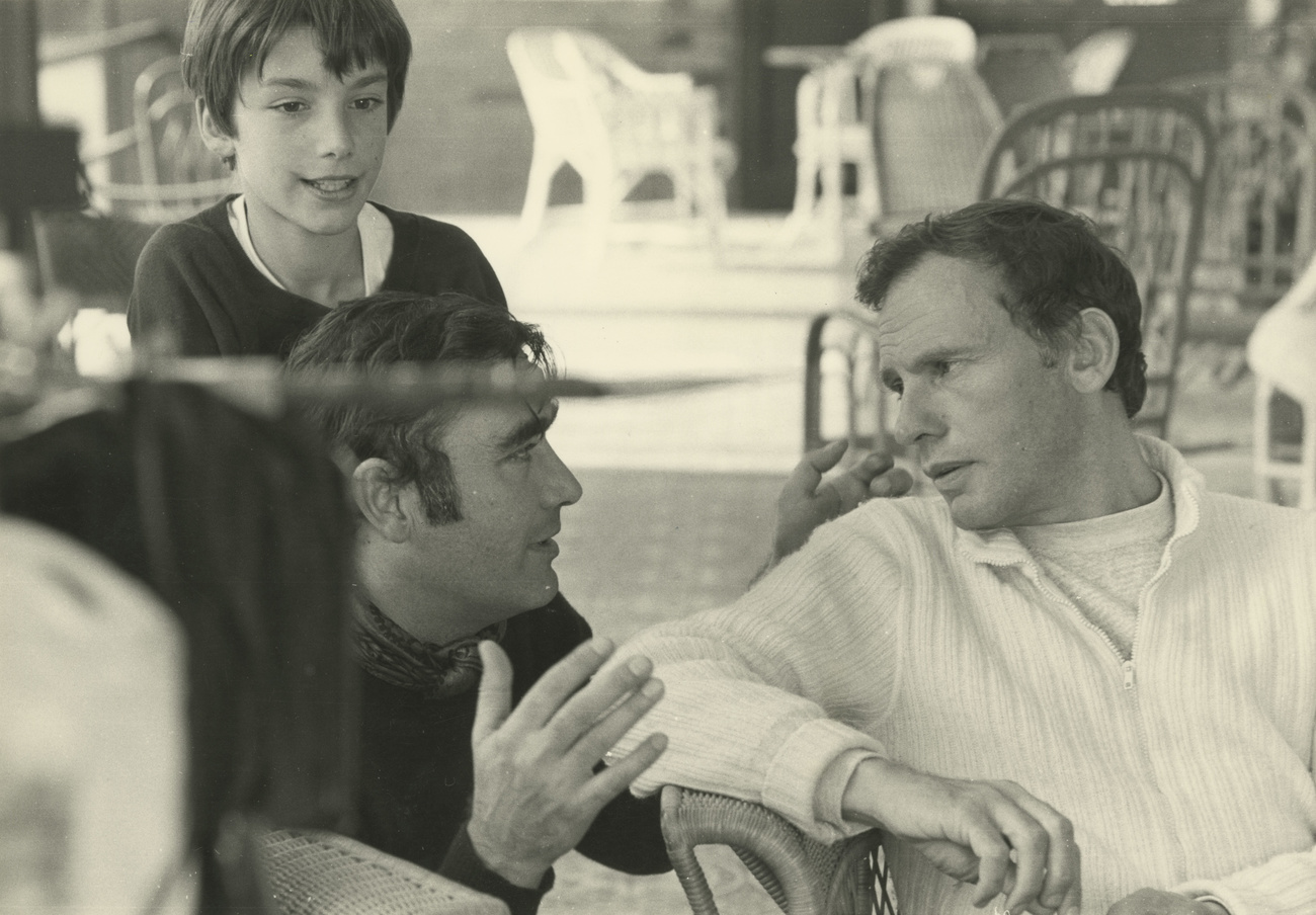 Michel Soutter (à gauche) et l'acteur Jean-Louis Trintignant au tournage de «Repérages» à Bex, 1976. Cette photo a été prise par Monique Jacot, l'une des plus importantes photographes suisses du siècle dernier, récemment décédée le 6 août 2024.