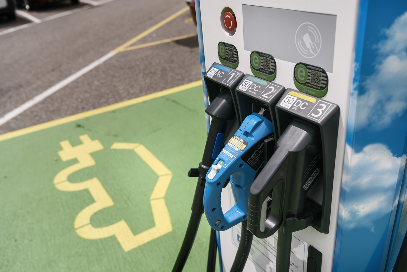 Un chargeur à la station de recharge pour véhicules électriques de l'aire d'autoroute Deitingen nord, canton de Soleure, Suisse.