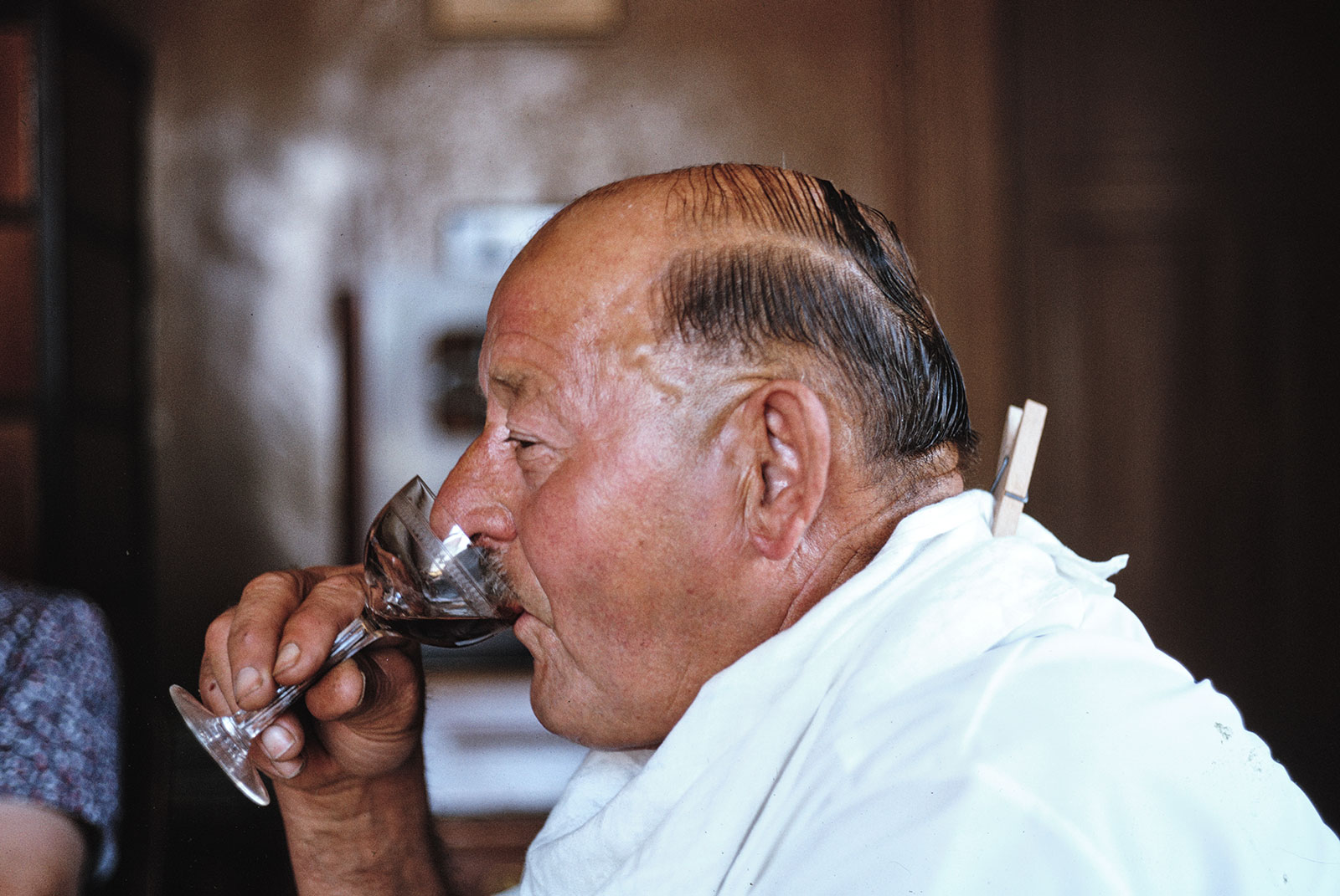 Homme assis en train de boire un verre de vin