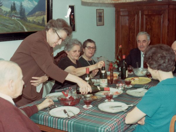 Famille buvant de l'alcool autour d'une table