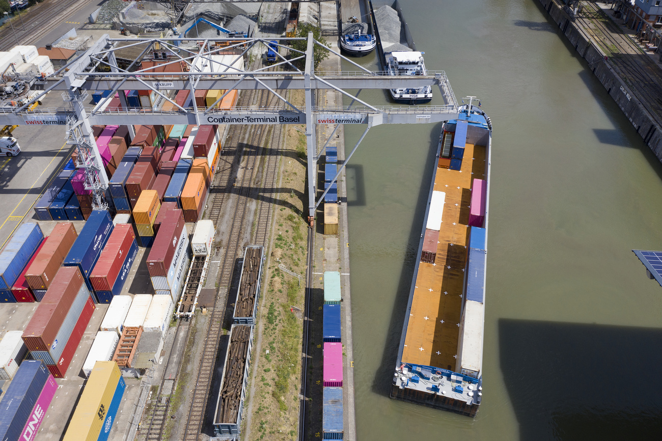 Vue aérienne d'un terminal de porte-conteneurs.