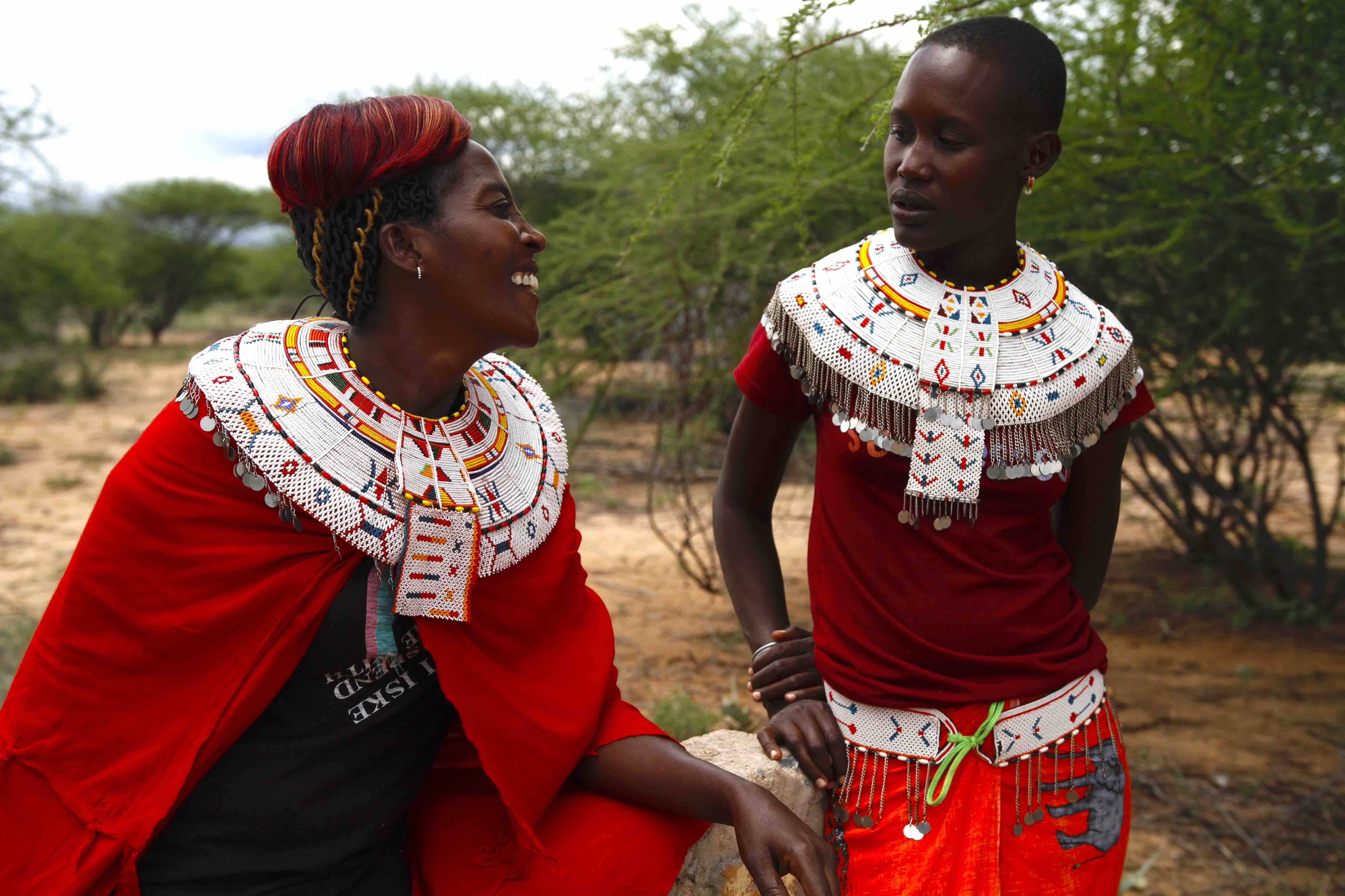 Deux femmes noires dans un costume traditionnel du Kenya