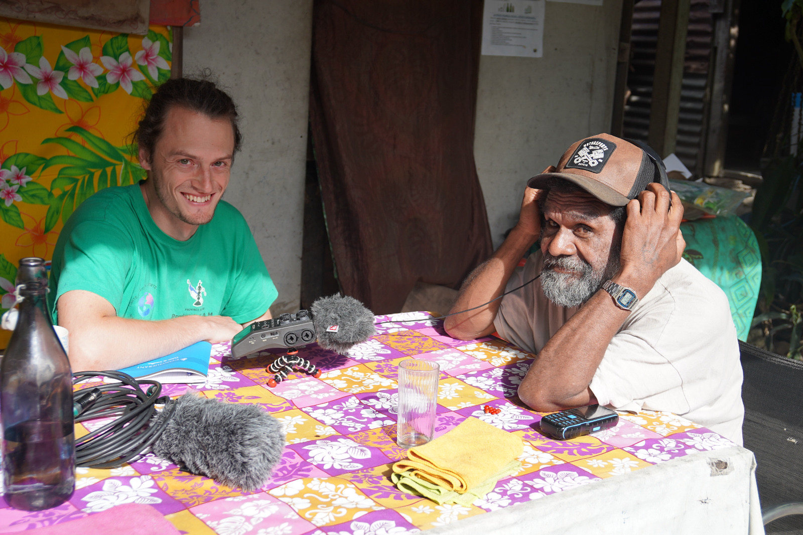 Deux hommes à une table