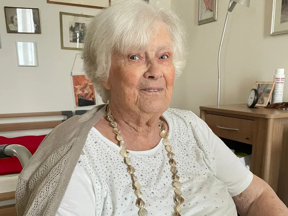 Portrait d'une centenaire dans sa chambre.