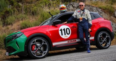 Carlos Tavares au volant de la nouvelle Alfa Romeo Junior 280 Veloce