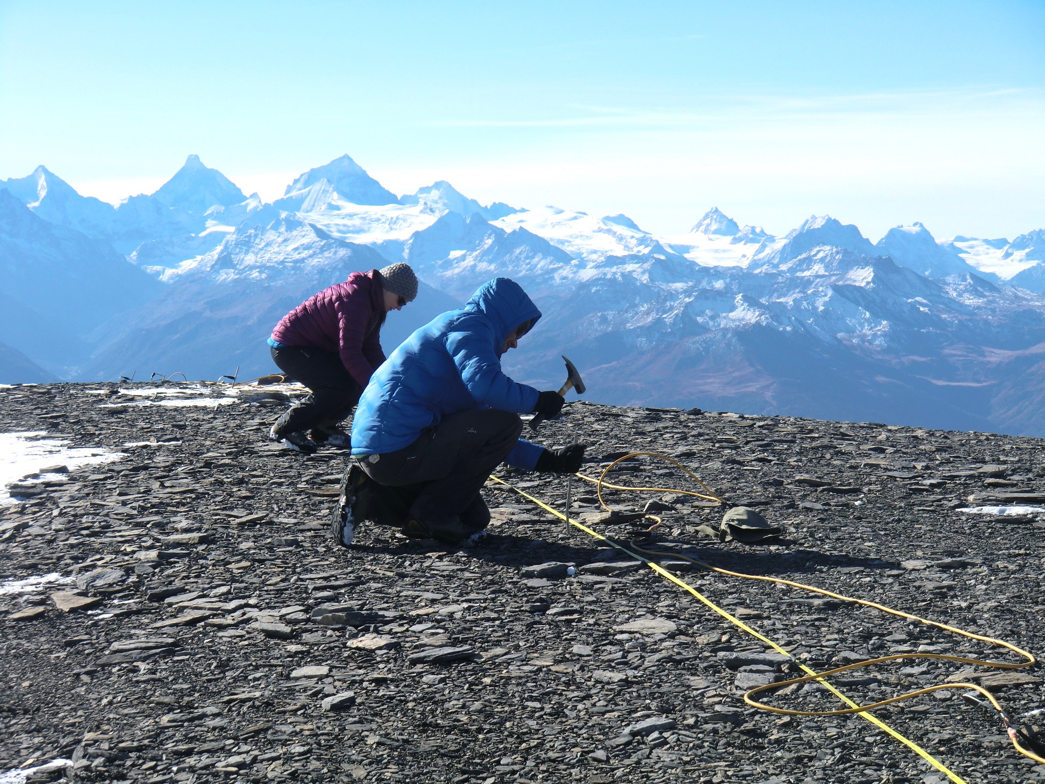 Mesure de la résistivité électrique du permafrost sur le Stockhorn en Valais.