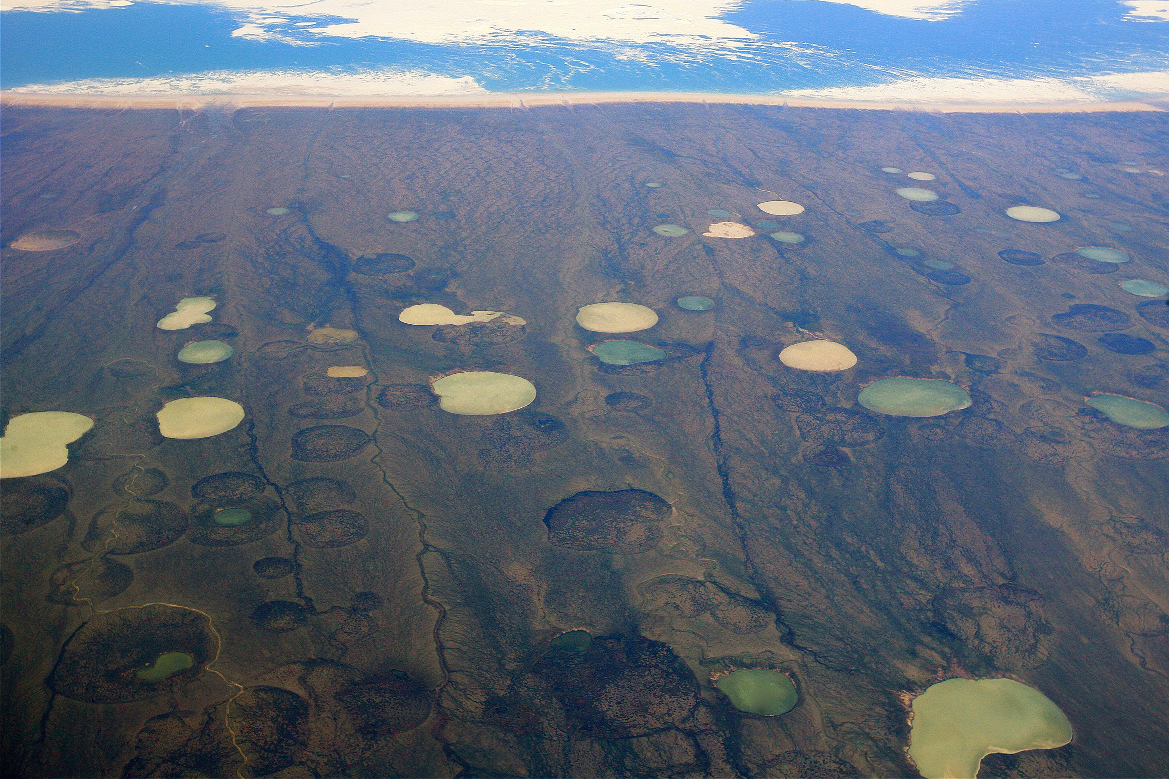 Ces lacs de la région arctique du Canada se sont formés après l'effondrement du sol causé par le dégel du pergélisol.