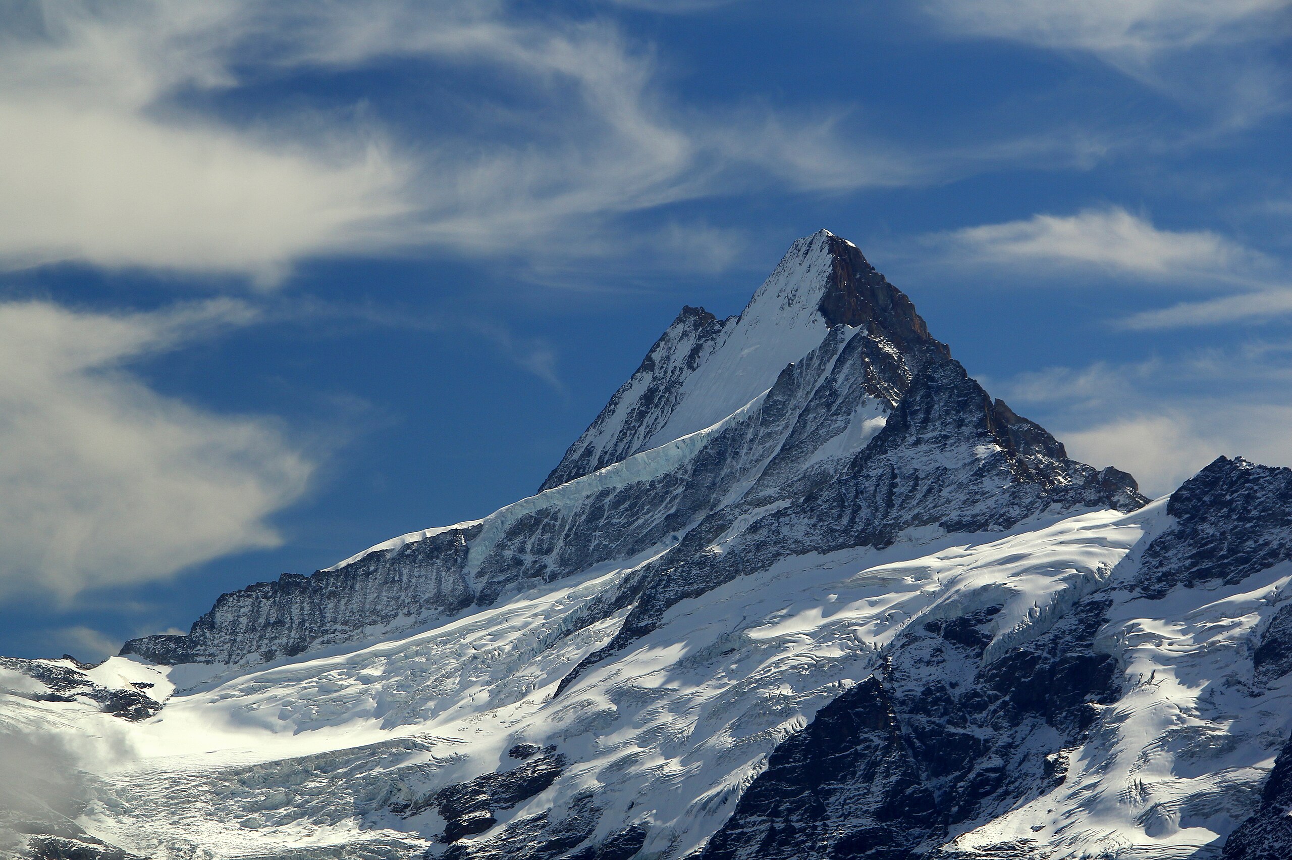 Le pergélisol alpin est présent au-dessus de 2 500 mètres d'altitude et stabilise les pentes géologiquement instables. Photo: le Schreckhorn, une montagne suisse des Alpes bernoises.