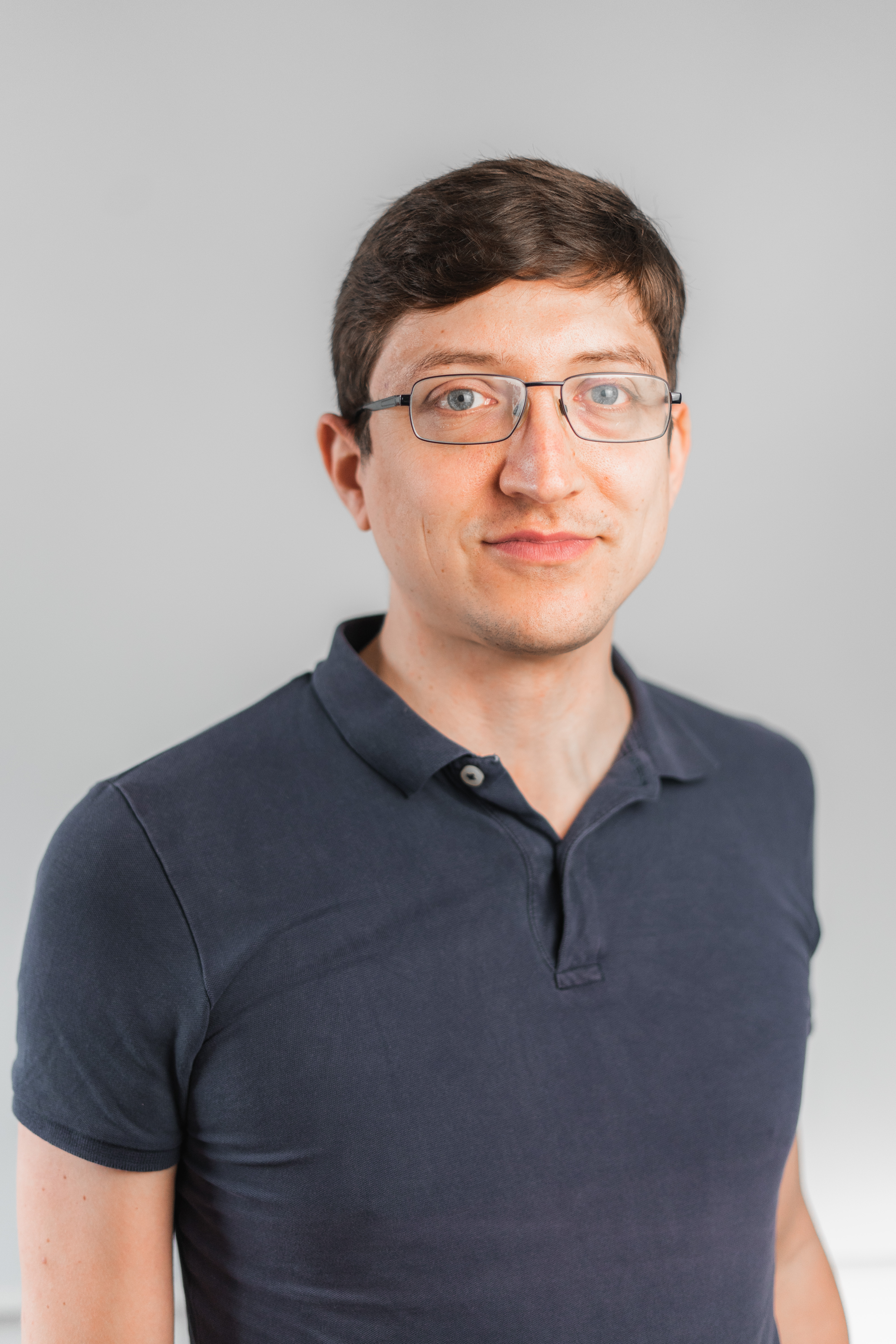 Portait d'une homme portant des lunettes et un polo