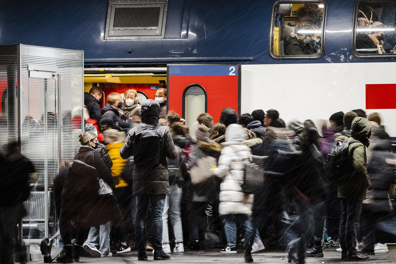 Foule devant un train