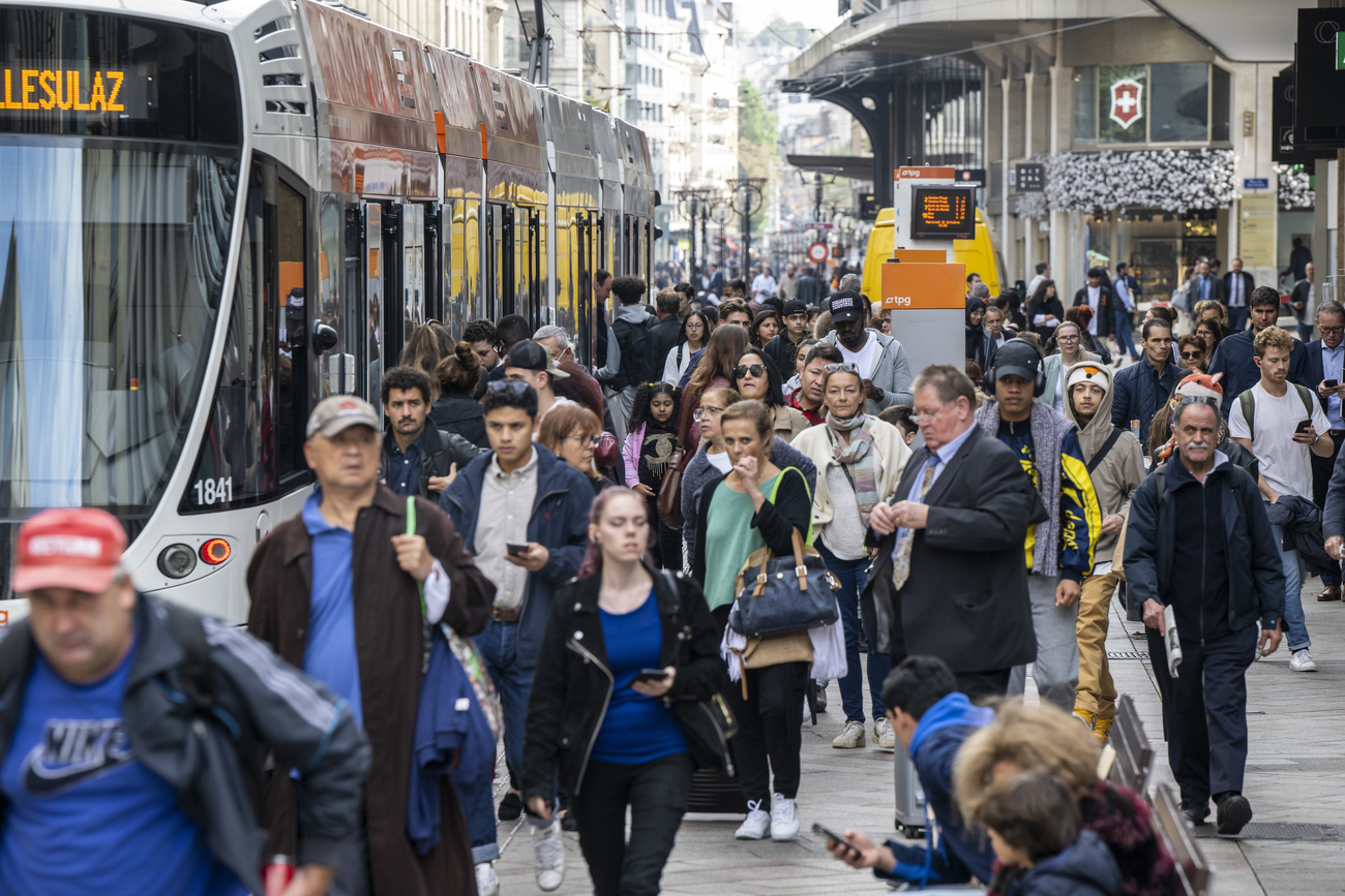 Foule devant un tram