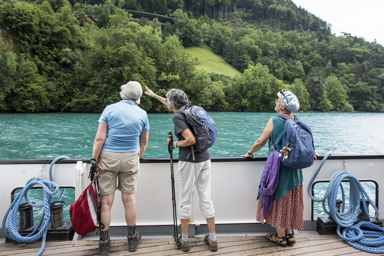 trois retraités en bateau sur le lac des Quatre-cantons