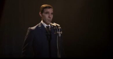 "Monsieur Aznavour": la légende française renaît grâce à la transformation bluffante de Tahar Rahim