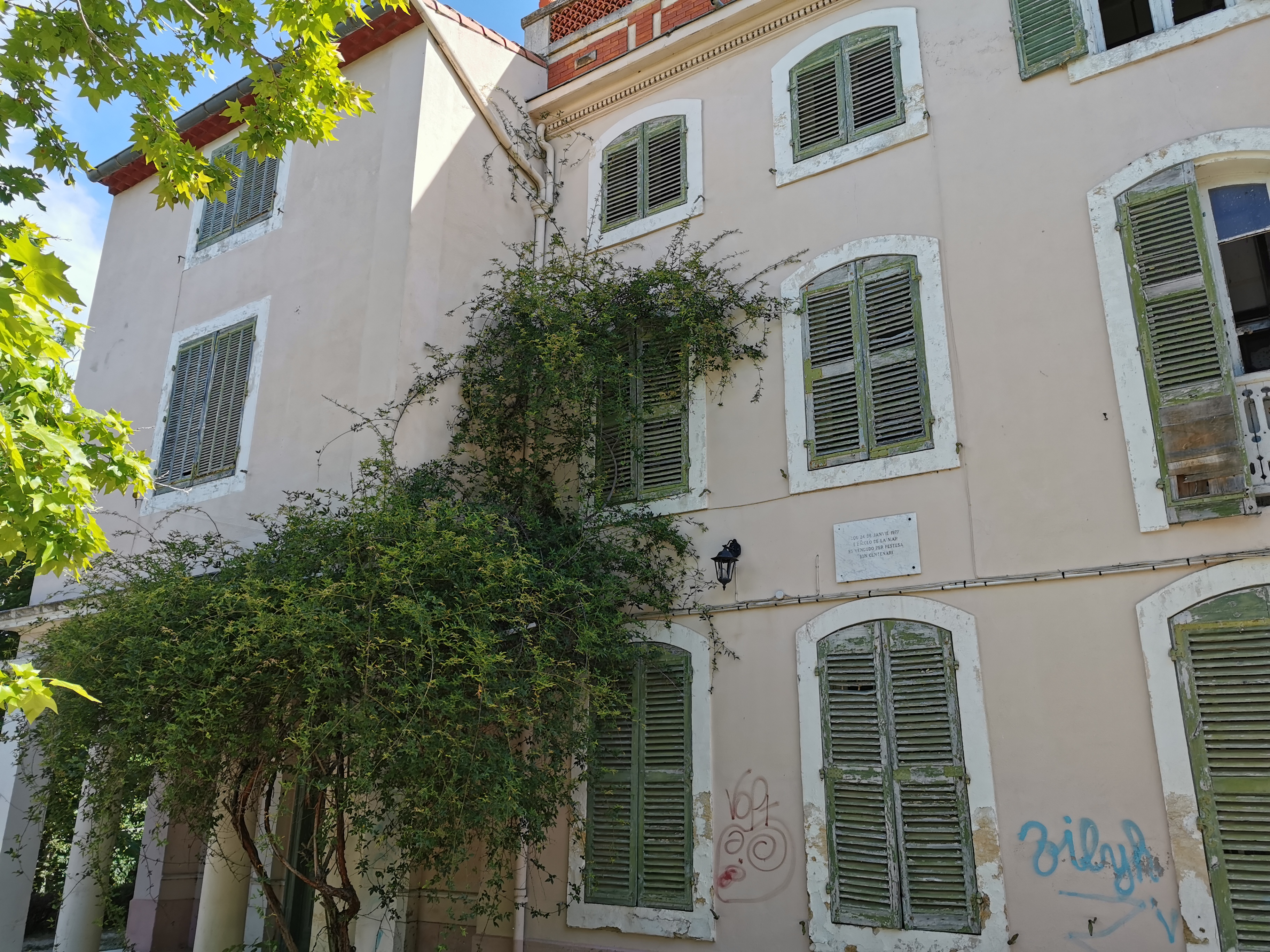 La façade de la bastide du domaine des Charmerettes