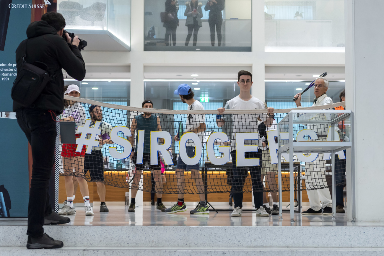 Novembre 2018: des activistes jouent au tennis dans une succursale de Credit Suisse, dans le cadre d'une action visant Roger Federer, qui est apparu dans des campagnes publicitaires pour l'ancienne banque.