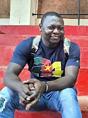 Ricky Siani, directeur sportif de l'Éclair football filles de Sa'a, observe l'entraînement des joueuses depuis les gradins.