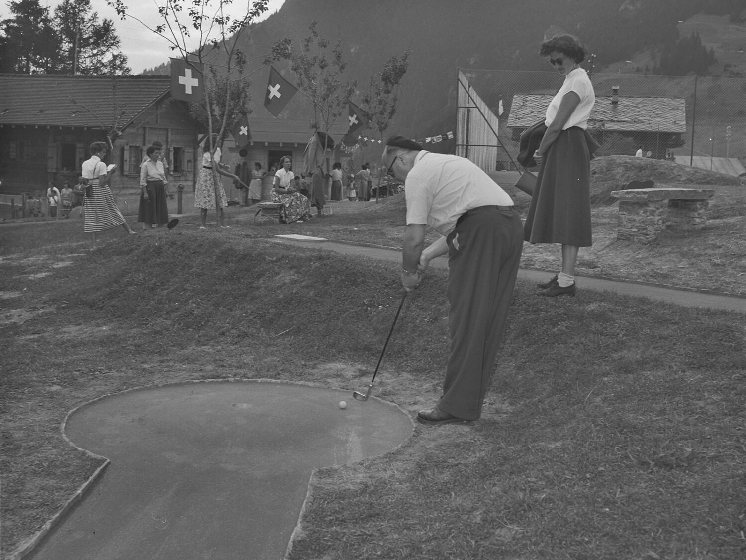 Homme en train de jouer au minigolf