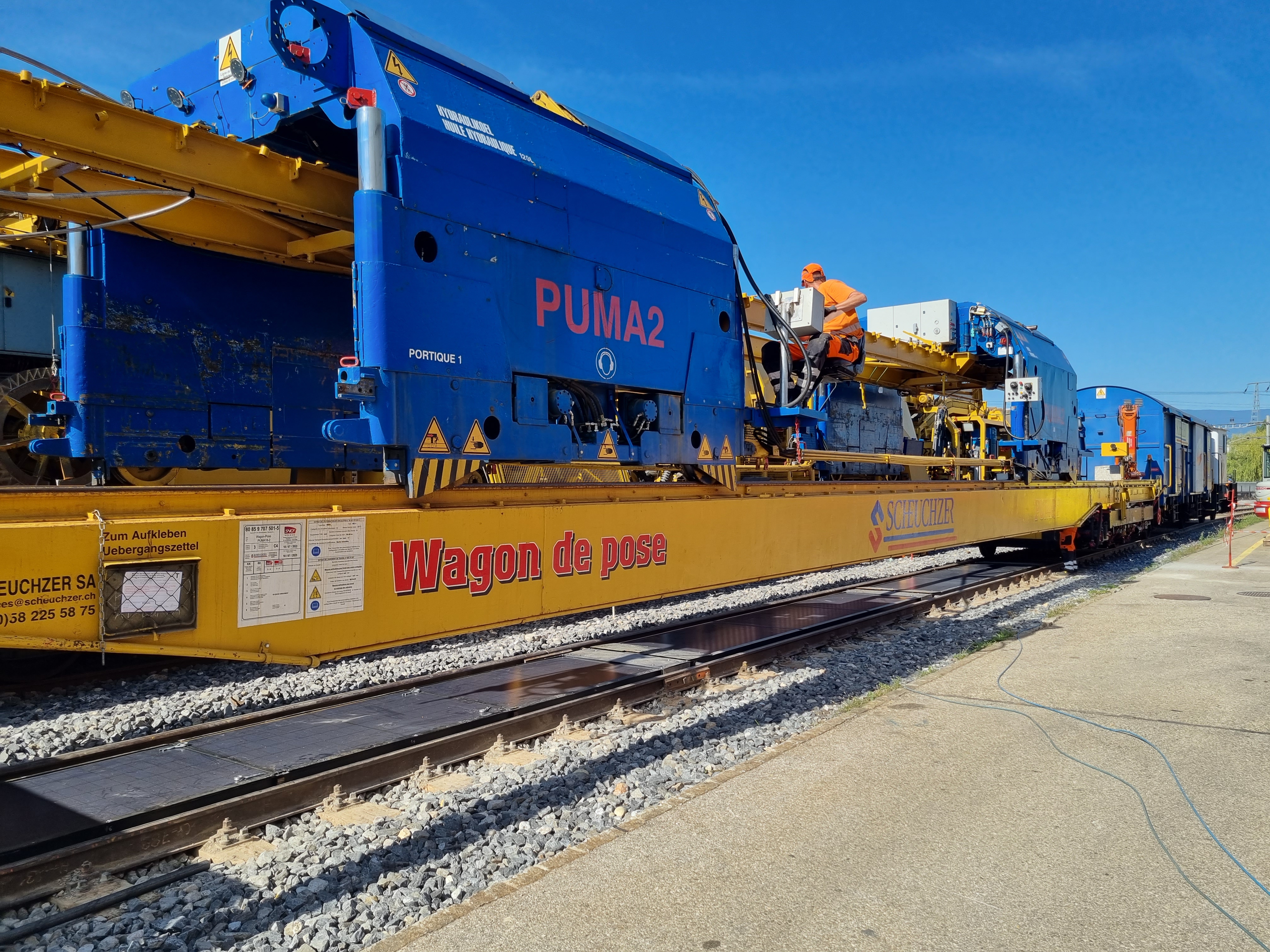 Machine pour poser des panneaux solaires entre des rails