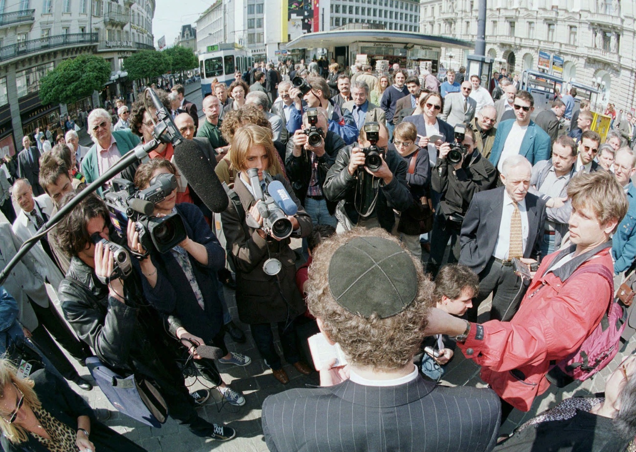 Avocat juif entouré de journalistes