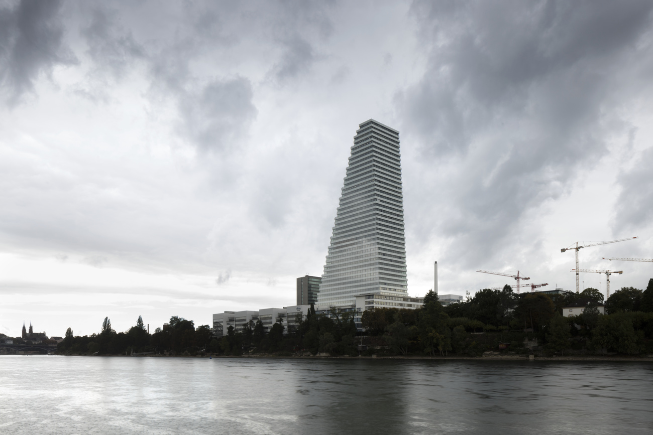 Vue extérieure de la Tour Roche (Roche Bau 1) par les architectes Herzog &amp ; de Meuron. Le nouveau siège de l'entreprise pharmaceutique Hoffmann-La Roche a été inauguré le 18 septembre 2015 à Bâle, en Suisse.