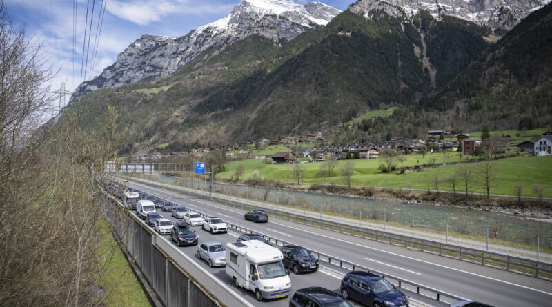 Pourquoi la Suisse, pays du rail, est encore aussi un pays d’autoroutes 