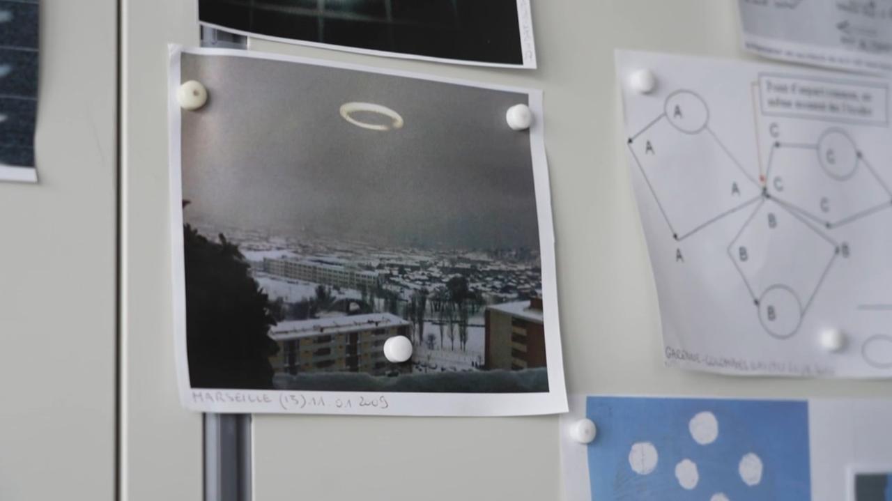 Un exemple d'explication cartésienne: cet OVNI dans le ciel de Marseille était en fait... le reflet de la lampe de cuisine de la photographe!