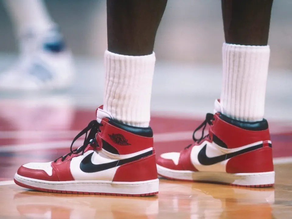 Des chaussures non conformes au règlement: les sanctions de la ligue américaine de basketball NBA ont été une bénédiction pour Nike. L'entreprise a construit toute une campagne publicitaire autour de l’Air Jordan, ce qui a contribué à alimenter l'engouement pour la chaussure.