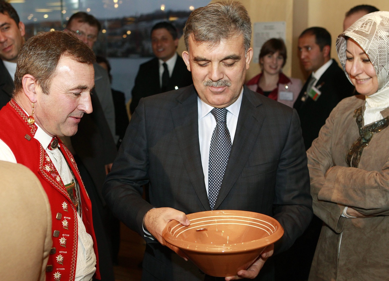 Le président turc jouant la ronde de l'écu, un instrument typiquement suisse.